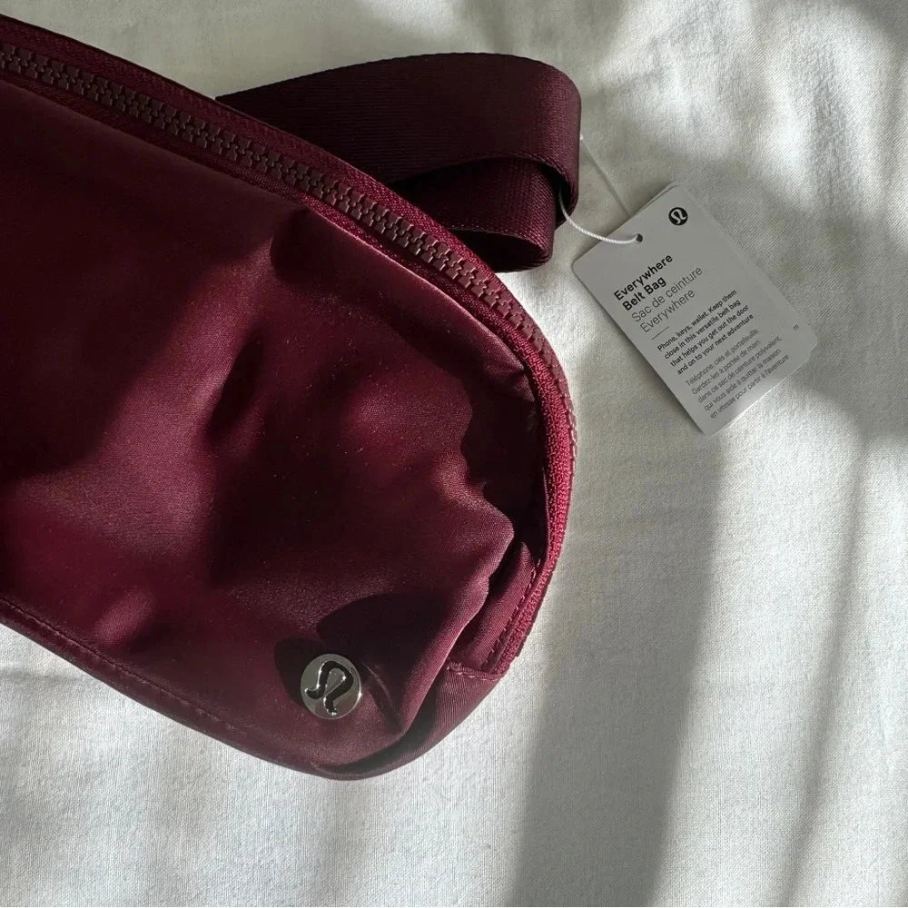 🆕❤️ Lululemon Everywhere Belt Bag Red Merlot - Picture 2 of 6